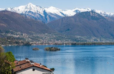 İsviçre 'de Ticino, Brissago, İsviçre kantonunda İsviçre Alpleri ile çevrili Brissago Adaları ile Maggiore Gölü manzarası.