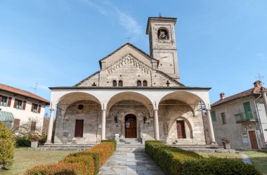 San Donato ve San Grato Kilisesi, İtalya 'nın Piedmont eyaletinin Verbano-Cusio-Ossola eyaletinde yer alan Brovello-Carpugnino kasabasında yer almaktadır..