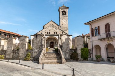 San Donato ve San Grato Kilisesi, İtalya 'nın Piedmont eyaletinin Verbano-Cusio-Ossola eyaletinde yer alan Brovello-Carpugnino kasabasında yer almaktadır..