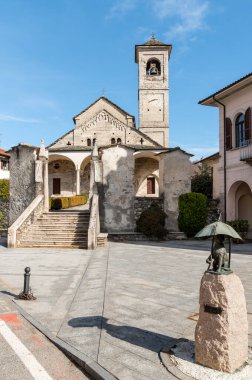 San Donato ve San Grato Kilisesi, İtalya 'nın Piedmont eyaletinin Verbano-Cusio-Ossola eyaletinde yer alan Brovello-Carpugnino kasabasında yer almaktadır..