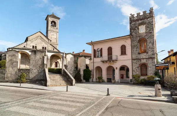 San Donato ve San Grato Kilisesi, İtalya 'nın Piedmont eyaletinin Verbano-Cusio-Ossola eyaletinde yer alan Brovello Carpugnino kasabasında yer almaktadır..