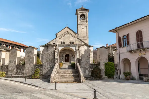 San Donato ve San Grato Kilisesi, İtalya 'nın Piedmont eyaletinin Verbano-Cusio-Ossola eyaletinde yer alan Brovello-Carpugnino kasabasında yer almaktadır..