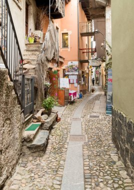 Stresa, Piedmont, İtalya - 6 Eylül 2022: Maggiore Gölü üzerinde yer alan Isola dei Pescatori (Balıkçı Adası) şehir merkezinde bar, restoran ve hediyelik eşya dükkanları ile Dar Sokak.