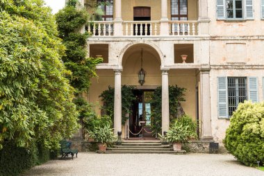 İtalya 'nın Piedmont eyaletinde yer alan Maggiore Gölü' ndeki Isola Madre 'de bulunan Borromeo Sarayı' nın girişi..