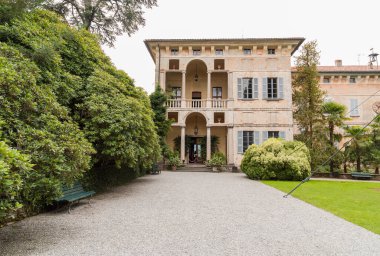 Borromeo Sarayı, İtalya 'nın Piedmont eyaletindeki Maggiore Gölü' ndeki Isola Madre üzerinde yer alır..