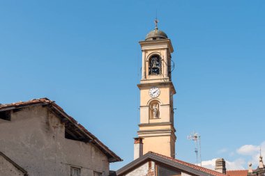 İtalya 'nın Lombardy eyaletinin Varese eyaletindeki Aziz Yahya ve Germignaga Roch kilisesinin çan kulesi..