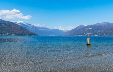 İtalya 'nın Lombardiya eyaletinin Varese ilindeki Germignaga Sahili' nden görülen Maggiore Gölü manzarası.