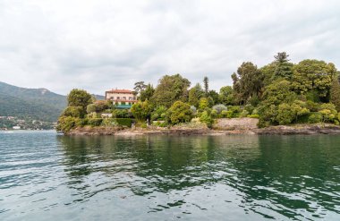 Stresa, Piedmont, İtalya 'daki Borromea Adalarından biri olan Maggiore Gölü' ndeki Isola Madre manzarası.