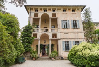 Borromeo Sarayı, İtalya 'nın Piedmont eyaletindeki Maggiore Gölü' ndeki Isola Madre üzerinde yer alır..