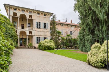 Borromeo Sarayı, İtalya 'nın Piedmont eyaletindeki Maggiore Gölü' ndeki Isola Madre üzerinde yer alır..