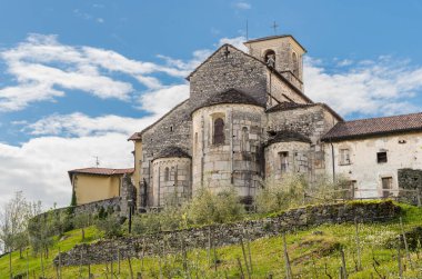 San Vittore 'nin Romanesk Kilisesi, Brezzo di Bedero, Varese, Lombardy, Ital' daki Canonica bölgesinde yer almaktadır.