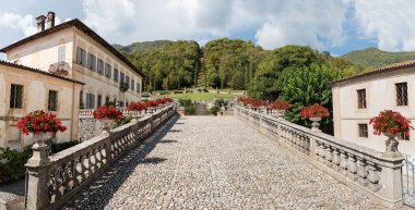 Tarihi Villa Della Porta Bozzolo 'nun bahçeleri, Varese, Lombardy, İtalya' da Casalzuigno 'da yer almaktadır.