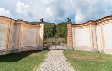 Villa Della Porta Bozzolo 'nun kapısı, Casalzuigno' da, Varese, Lombardy, İtalya