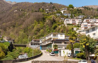 İsviçre, Canton Ticino 'daki Brissago köyünün manzarası.