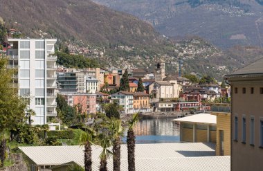 İsviçre, Canton Ticino 'daki Brissago köyünün manzarası.