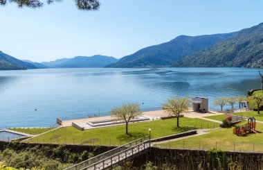 İsviçre 'nin Canton Ticino kentindeki Brissago köyündeki Maggiore Gölü sahilinde..