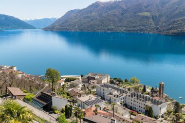 Laka Maggiore, İsviçre 'nin Canton Ticino kentindeki kıyı şeridi boyunca Brissago köyünü barındırıyor..