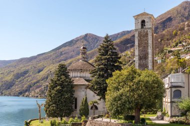 Brissago, Canton Ticino, İsviçre 'deki Santa Maria di Ponte Antik Kilisesi manzarası.