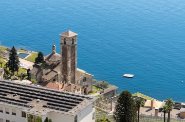 Brissago köyü, Canton Ticino, İsviçre 'deki Santa Maria di Ponte Kilisesi' nin en iyi manzarası..