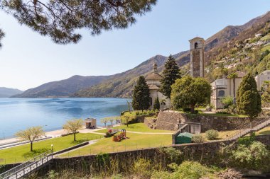 Eski Santa Maria di Ponte Kilisesi manzaralı Brissago Lakeside, Canton Ticino, İsviçre.