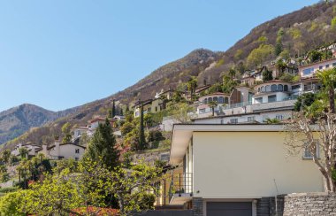 İsviçre, Canton Ticino 'daki Brissago köyünün manzarası.