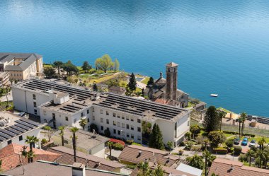 Eski Santa Maria di Ponte Kilisesi 'nin bulunduğu Brissago köyünün en iyi manzarası, İsviçre, Canton Ticino' da..