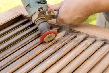 Matkabın üzerine naylon fırça eklenerek ahşap panjuru zımparalıyorum..