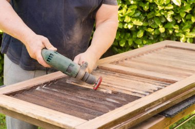Matkabın üzerine naylon fırça eklenerek ahşap panjuru zımparalıyorum..