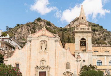 San Giuseppe Kilisesi 'nin manzarası, İtalya' nın Sicilya eyaletinin Taormina şehrinin tarihi merkezinde yer almaktadır.