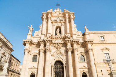 Ortygia Adası, Sicilya, İtalya 'daki tarihi merkezde bulunan Syracuse Katedrali' nin cephesi