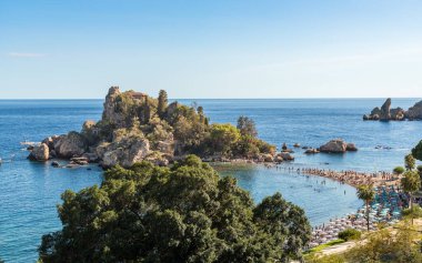 Isola Bella 'nın Taormina' daki İyon Denizi manzarası, Messina, Sicilya, İtalya