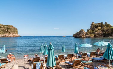 Taormina, Sicilya, İtalya - 29 Eylül 2024: Taormina 'daki Isola Bella sahilinden deniz manzaralı.