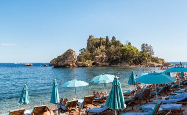 Taormina, Sicilya, İtalya - 29 Eylül 2024: Taormina 'daki Isola Bella sahilinden deniz manzaralı.