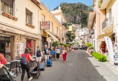 Taormina, Sicilya, İtalya - 29 Eylül 2024: Turistler Messina eyaletinin tarihi Taormina merkezini ziyaret ediyorlar.