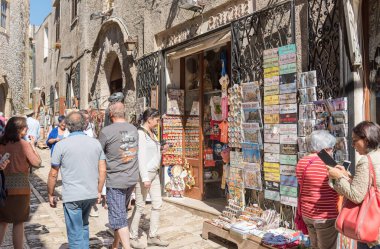 Erice, Sicilya, İtalya - 24 Eylül 2016: Trapani ilinin tarihi merkezi Erice 'deki tipik dükkanları ziyaret eden turistler.