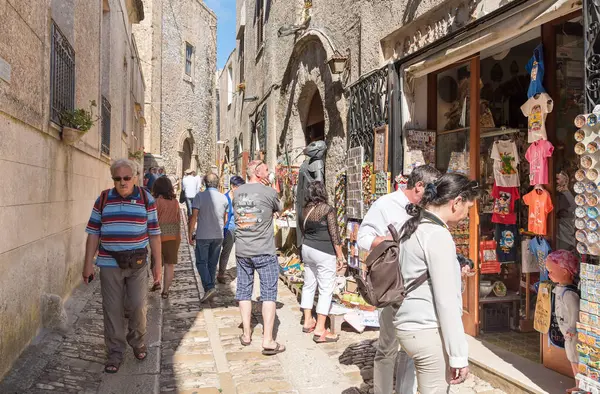 Erice, Sicilya, İtalya - 24 Eylül 2016: Trapani ilinin tarihi merkezi Erice 'deki tipik dükkanları ziyaret eden turistler.