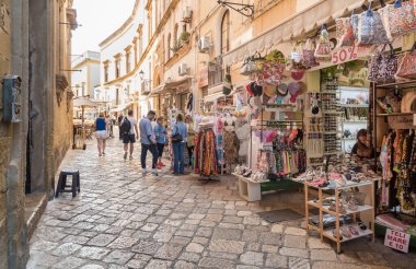 Gelibolu, Puglia, İtalya - 7 Ekim 2023: Antik Gelibolu kentinde karakteristik dükkanlara sahip tarihi merkez.