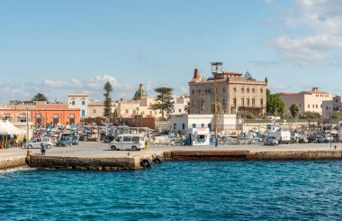 Favignana, Trapani, İtalya - 22 Eylül 2016: Arka planda Palazzo Florio, Egadi Adaları, Sicilya