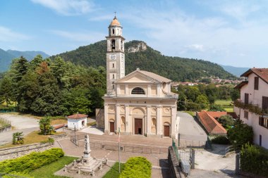 Önünde savaş anıtı bulunan Santo Stefano Protokolü Kilisesi Varese, Lombardy, İtalya 'nın Leggiuno şehrinde yer almaktadır..