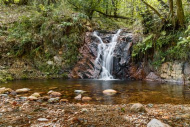 Rio Cavallizza şelalelerinin manzarası Cuasso al Monte, Valceresio vadisi, Varese ili, Lombardy, İtalya