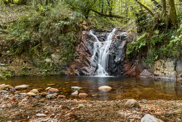Rio Cavallizza şelalelerinin manzarası Cuasso al Monte, Valceresio vadisi, Varese ili, Lombardy, İtalya