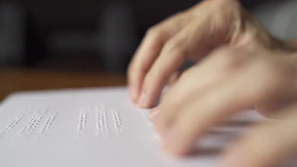 Blinde Person Liest Brailleschrift Von Bis — Stockvideo