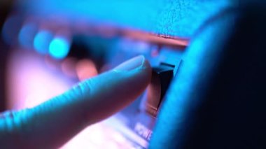 Elektro gitar amplifikatörünün güç anahtarını aç ve kapat.