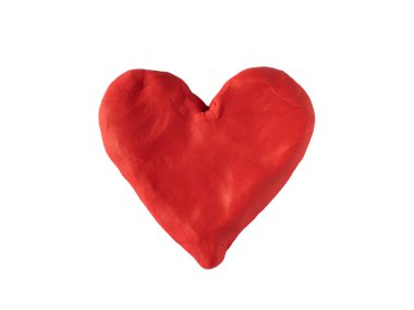 Kırpma yolu ile beyaz arkaplanda kilden yapılmış kalp şekli