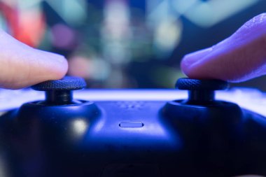 Oyuncu denetleyici ile oyun oynuyor