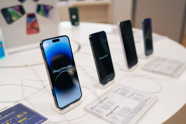 Bangkok, Tayland - 7 Ekim 2022: Apple ürün mağazasında bir iPhone 14 Pro Max.