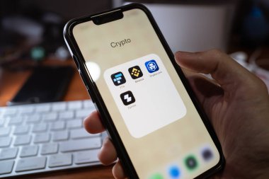 Bangkok, Tayland - 11 Kasım 2022: iPhone 13, FTX, Binance, Crypto.com, Zipmex, popüler şifreleme ticaret uygulamaları ile ekranını gösteriyor.