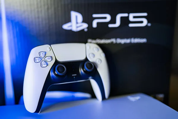 Bangkok, Tayland - 30 Ekim 2022: Playstation 5 veya PS5 oyun denetleyici ve kutu paketleyici.