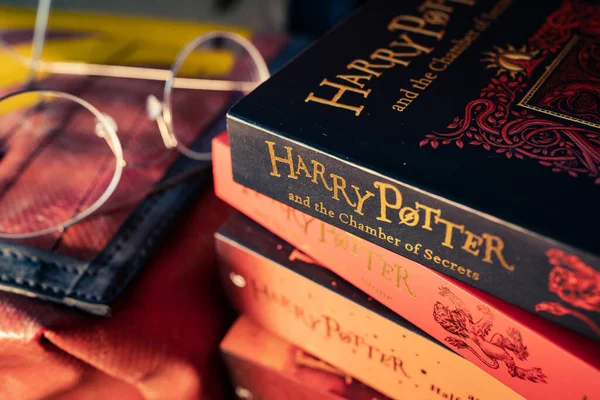 Bangkok, Tayland - 26 Şubat 2023: Bir yığın Harry Potter kitabı.