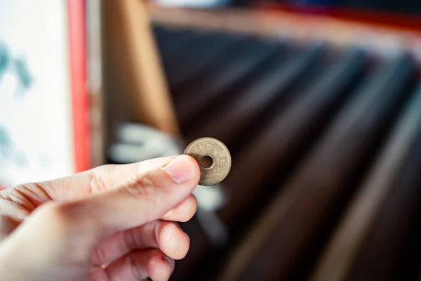 Japon tapınağındaki bağış kutusuna atmak için 5 yen kullanıldı..